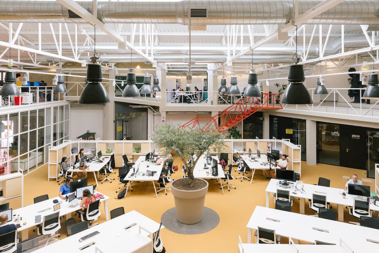 Sala de coworking amplia y luminosa